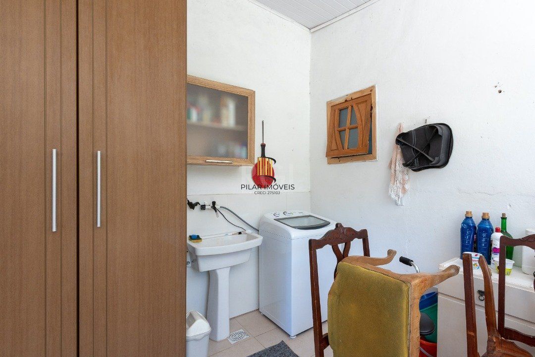 Casa para Venda - 370m², 4 dormitórios, sendo 1 suites, 6 vagas - Lomba do Pinheiro