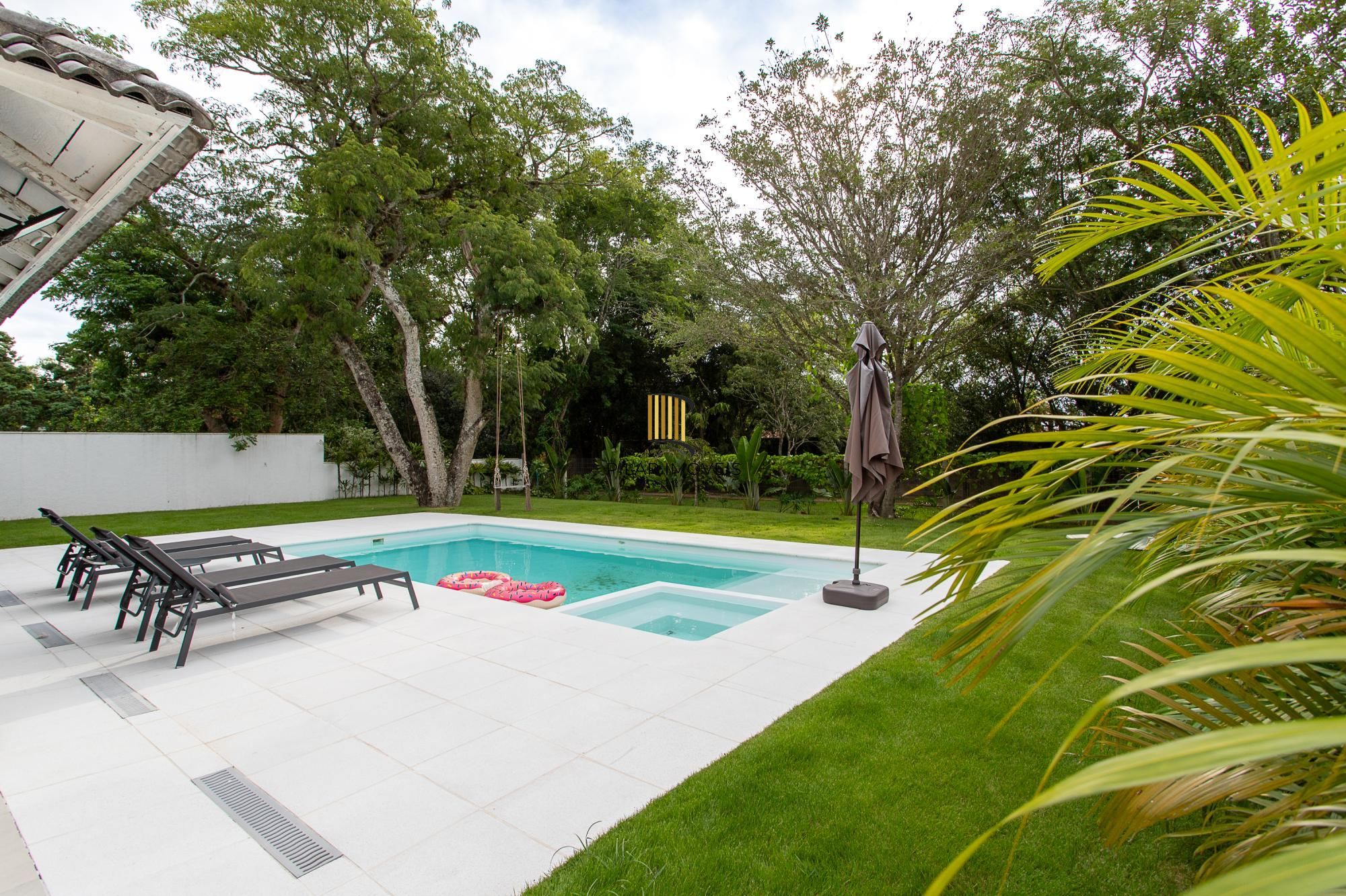 Casa térrea no Condominio Terra Ville, com patio e piscina.