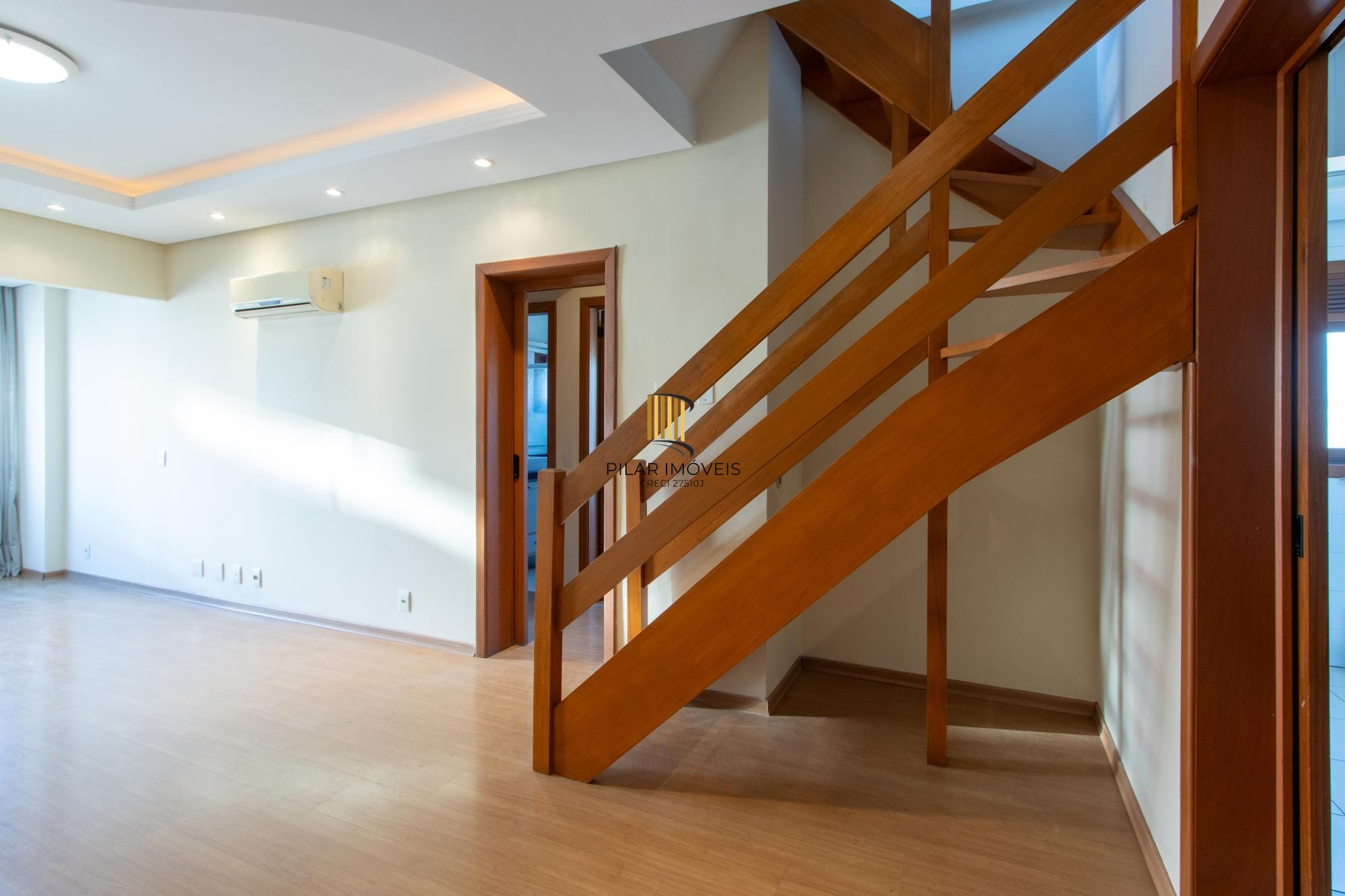 COBERTURA 2 QUARTOS, 2 VAGAS INDIVIDUAIS ESCRITURADAS, ELEVADOR - BAIRRO SANTO ANTONIO
