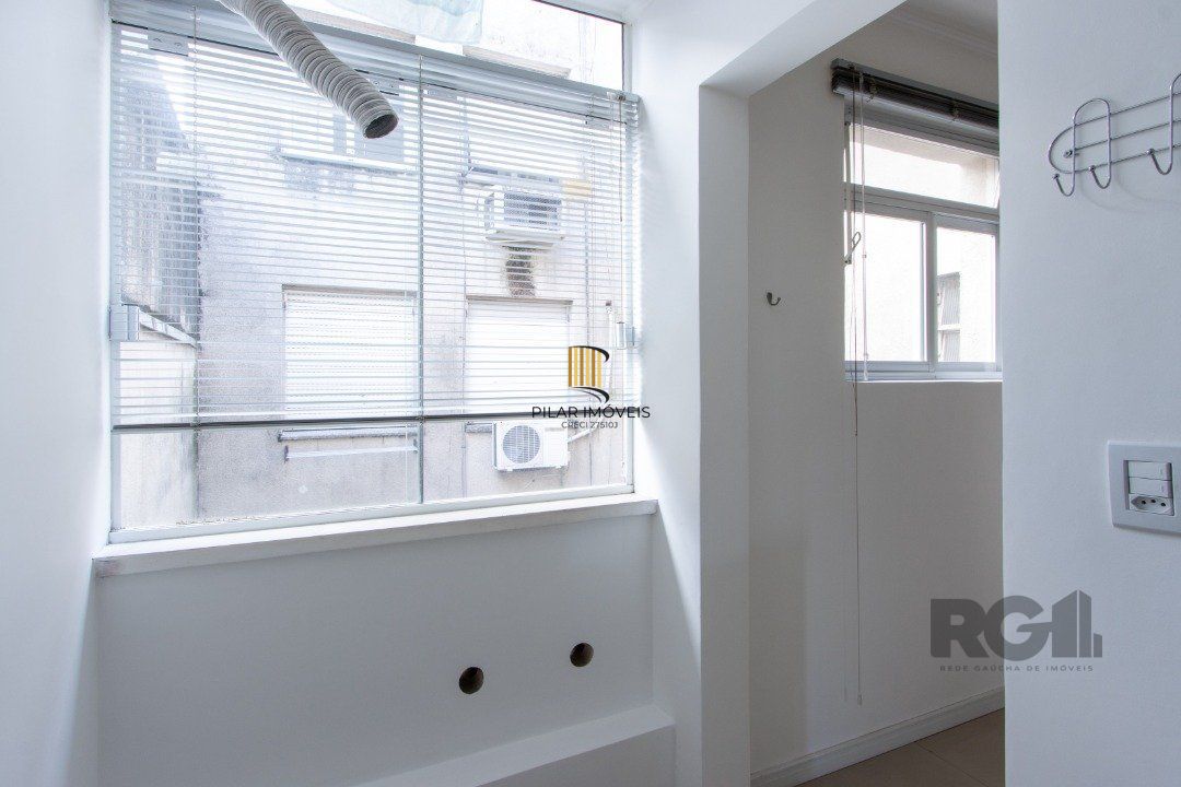 Apartamento reformado,  2 quartos, elevador - Centro Histórico