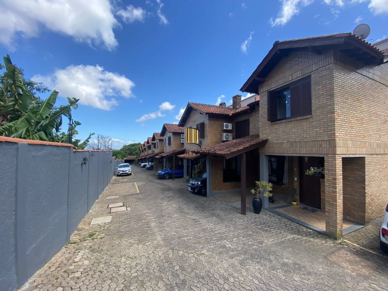 Casa 3 dormitórios, sendo 1 suíte, 2 vagas de garragem - bairro Ipanema
