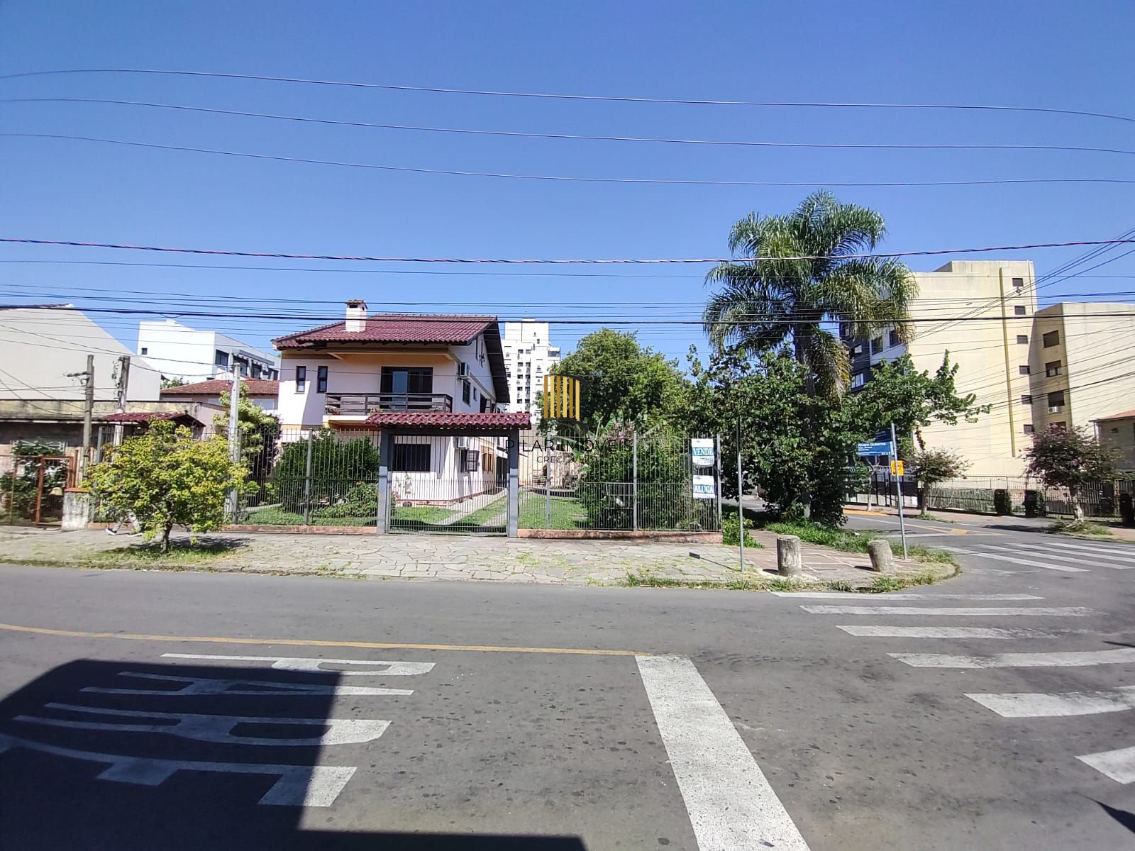 Casa Residencial ou Comercial, com 3 quartos (1 suite), 229m² privativos - Bairro Tristeza