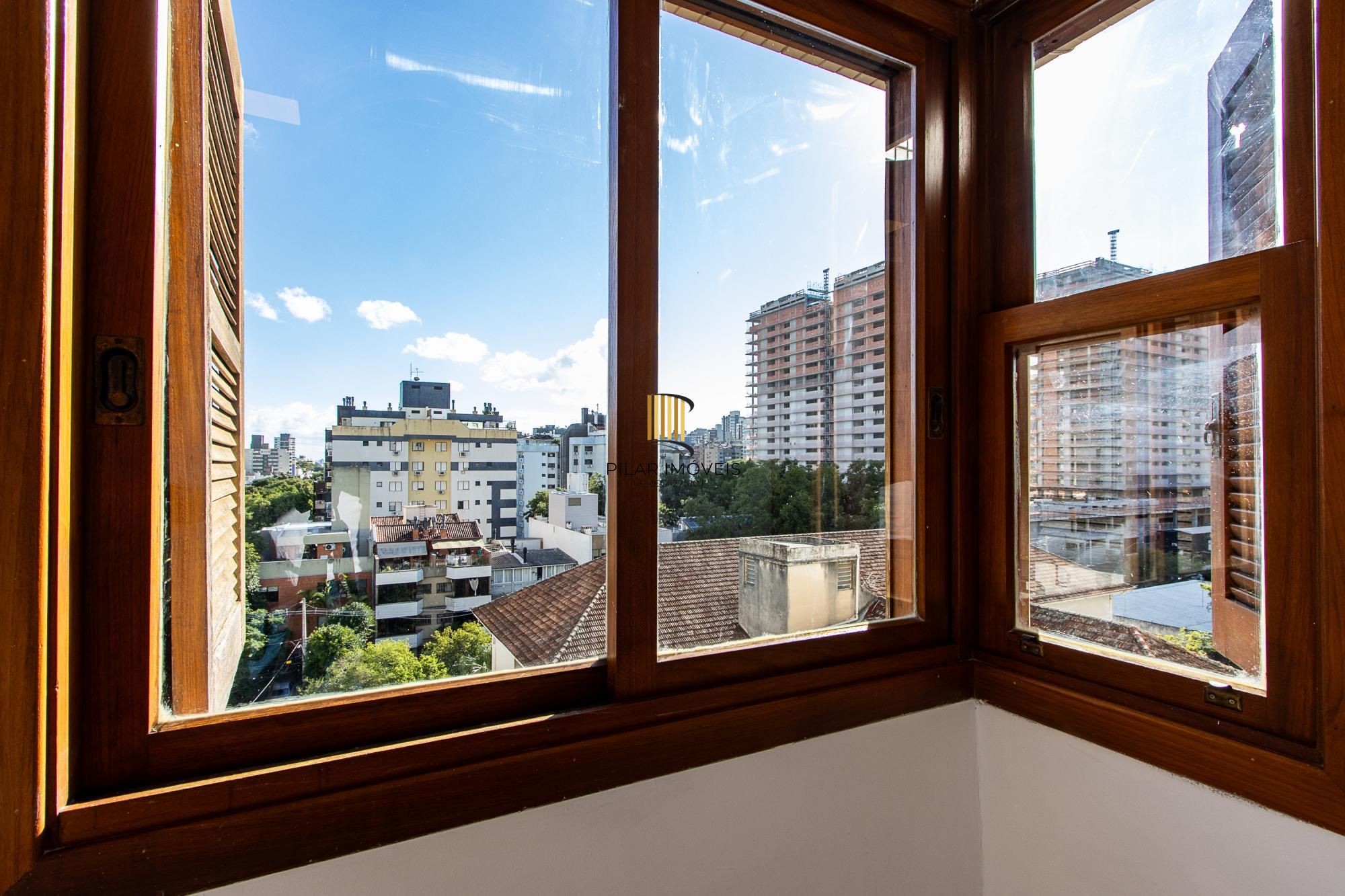 Apartamento com 114.02m², 3 dorm, Petrópolis com lareira e churrasqueira