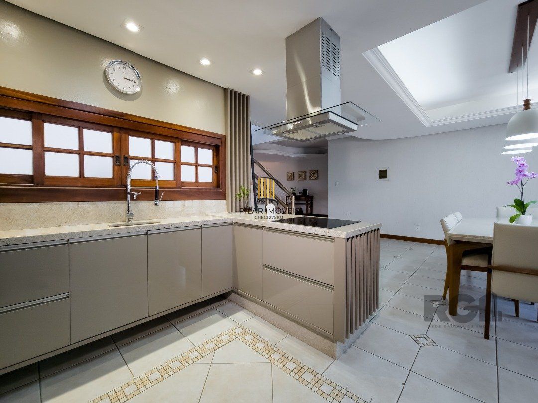 Casa 4 dormitórios no bairro Glória
