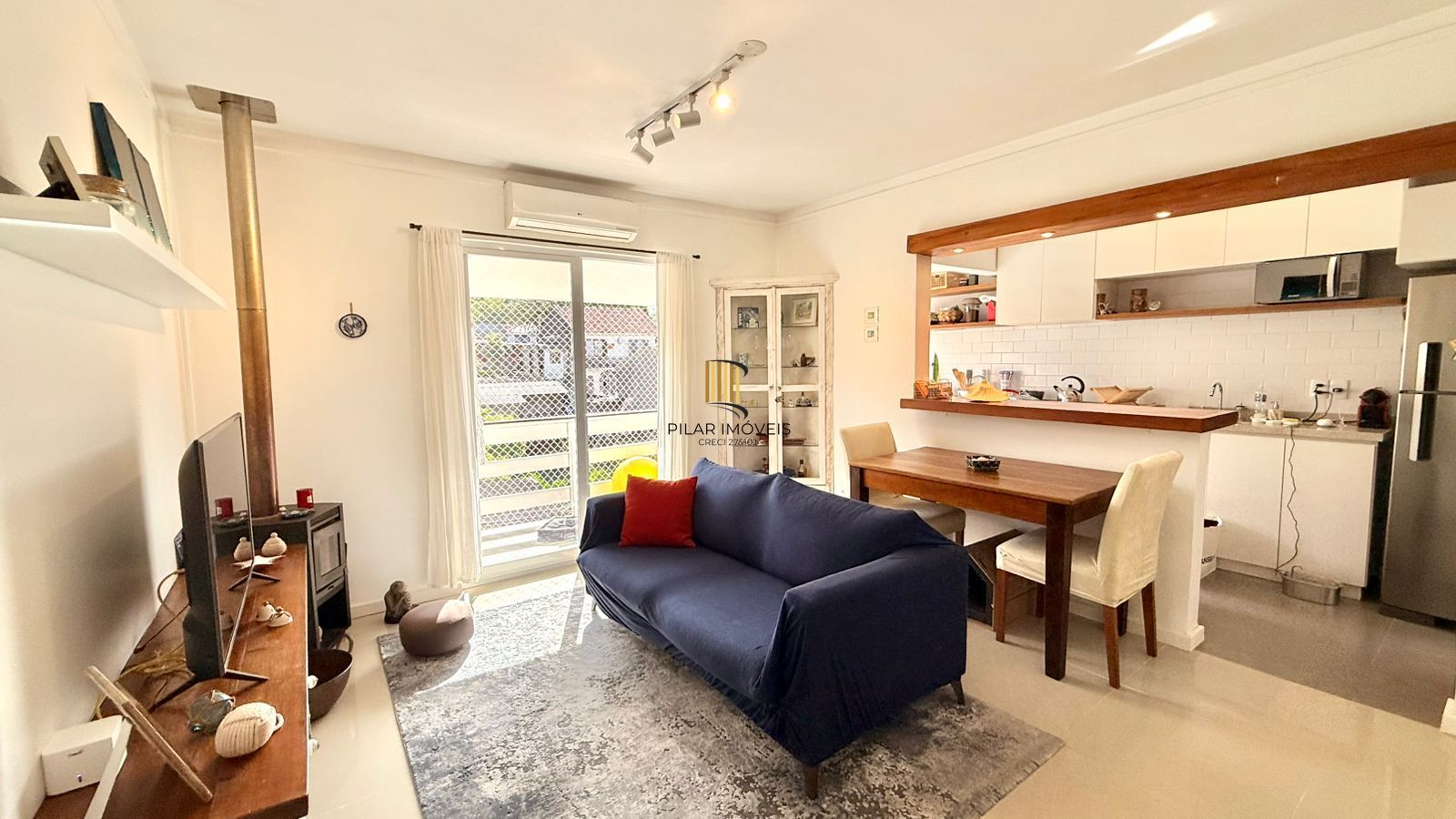 Apartamento reformando, 1 quarto, vaga coberta escriturada - Bairro Camaquã