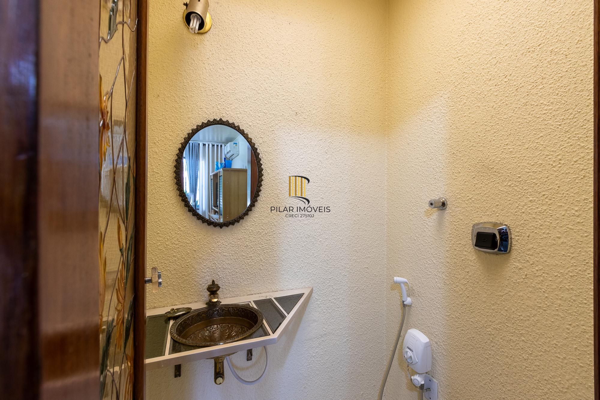 Casa com 3 quartos (1 suite), 4 vagas - Vila Nova