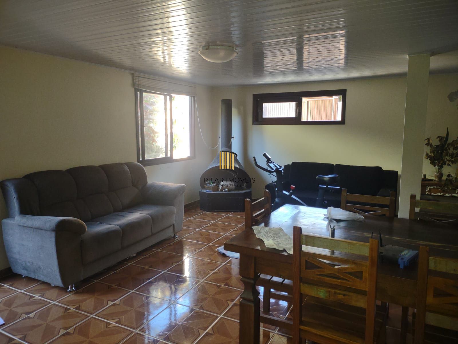 Casa com 4 quartos, suíte, piscina, lareira, churrasqueira em um terreno de 616m².