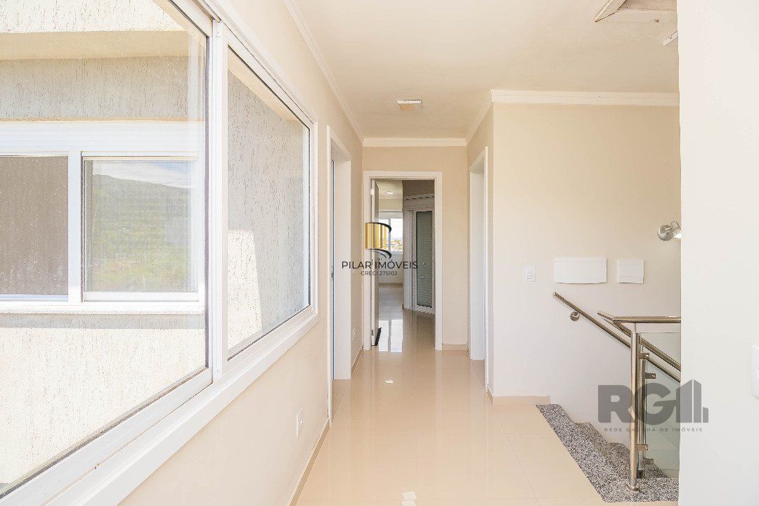 Sobrado, 185 metros quadrados privativo, com 3 quartos, 1 suíte, Living e cozinha integrados, lareira, churrasqueira, lavabo e 2 vagas de garagem.                       e 2 vagas de garagem