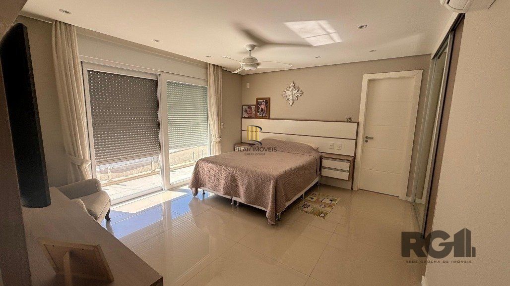 Casa em condomínio com 4 suítes, 4 vagas de garagem, pátio com piscina