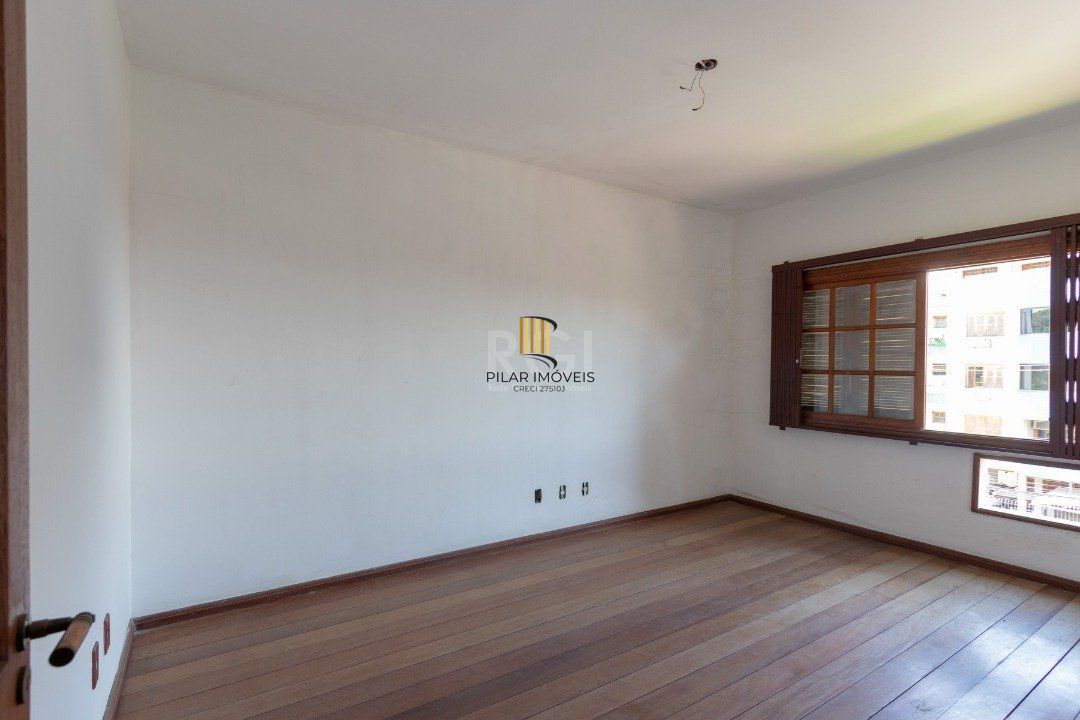 Casa para Venda - 460m², 4 dormitórios, sendo 1 suites, 4 vagas - Cristal
