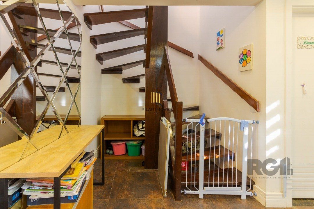 Casa em condomínio, 3 quartos, 1 suite, lareira, churrasqueira, 1 vaga - Bairro Tristeza