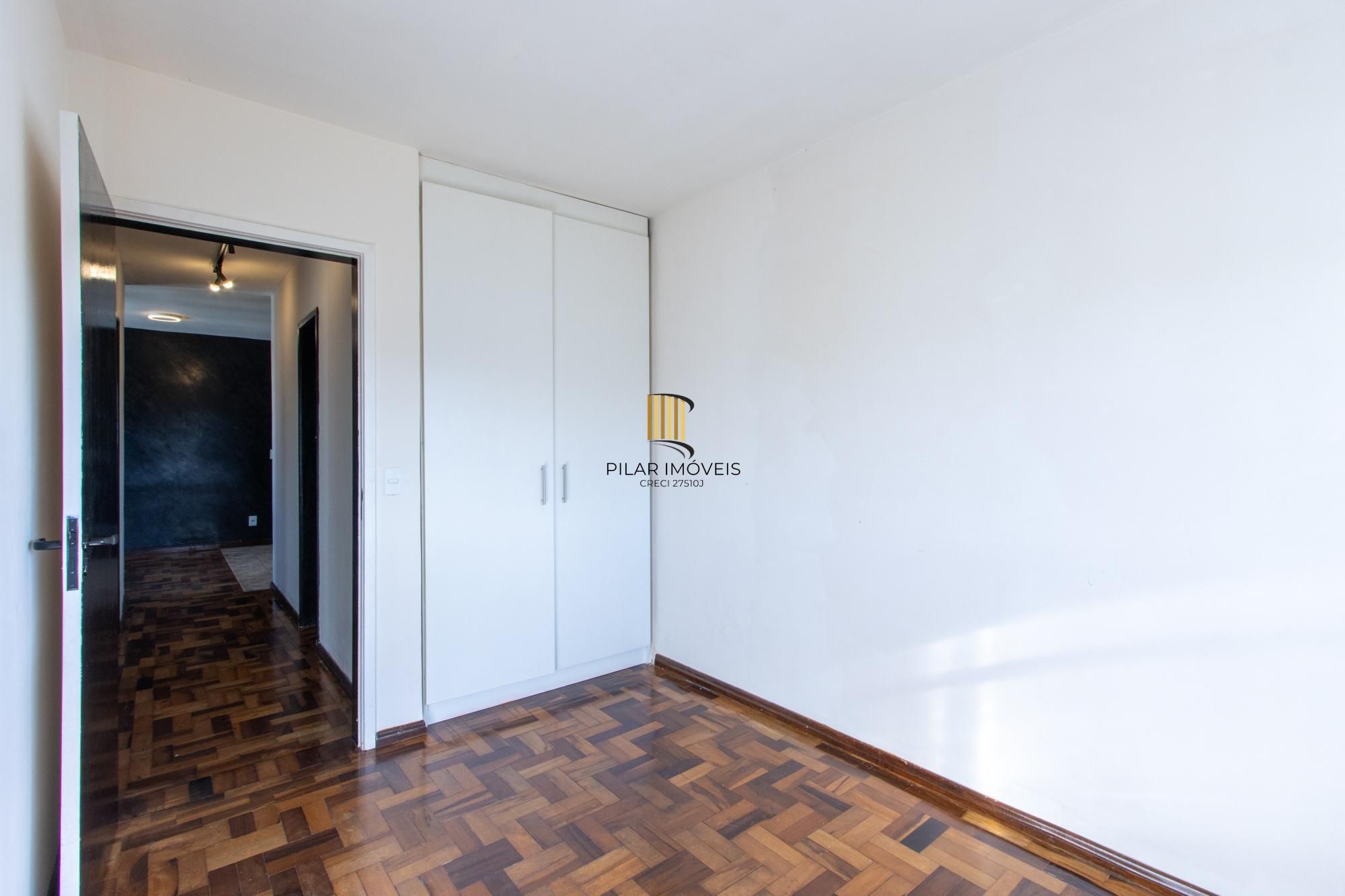 Apartamento de 3 quartos reformado, 1 banheiro - Bairro Camaquã.