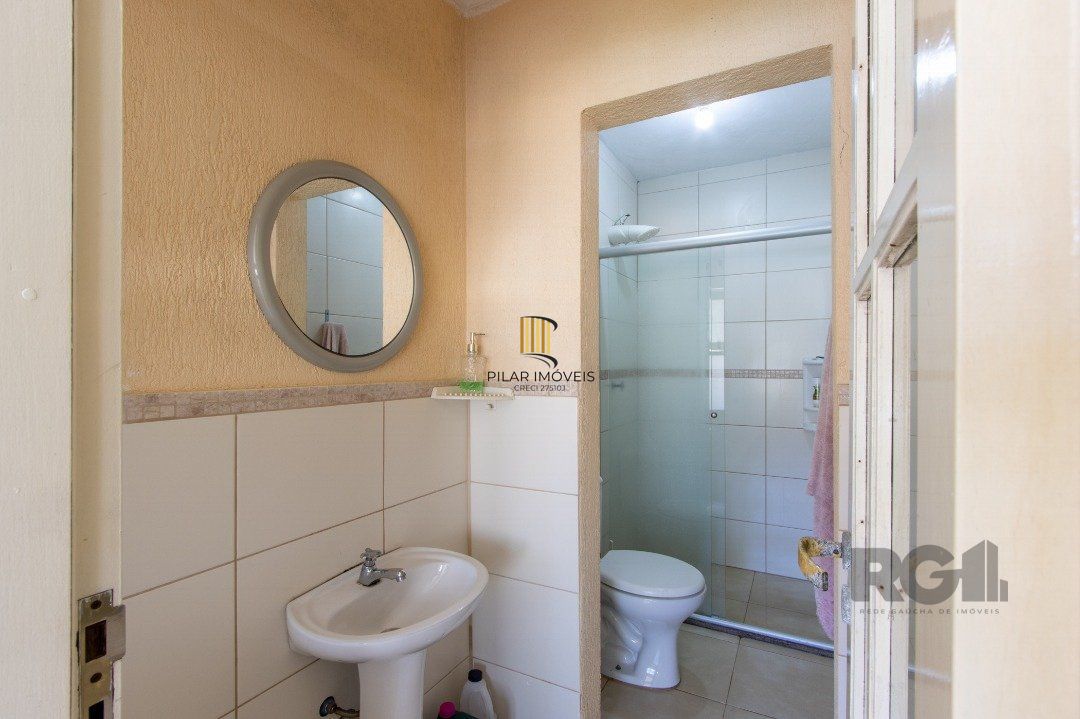 Casa com 452m² de área construída, 02 suítes, banheira de hidro, closet, 02 banheiros sociais, 03 living com 02 ambientes, 02 lareiras