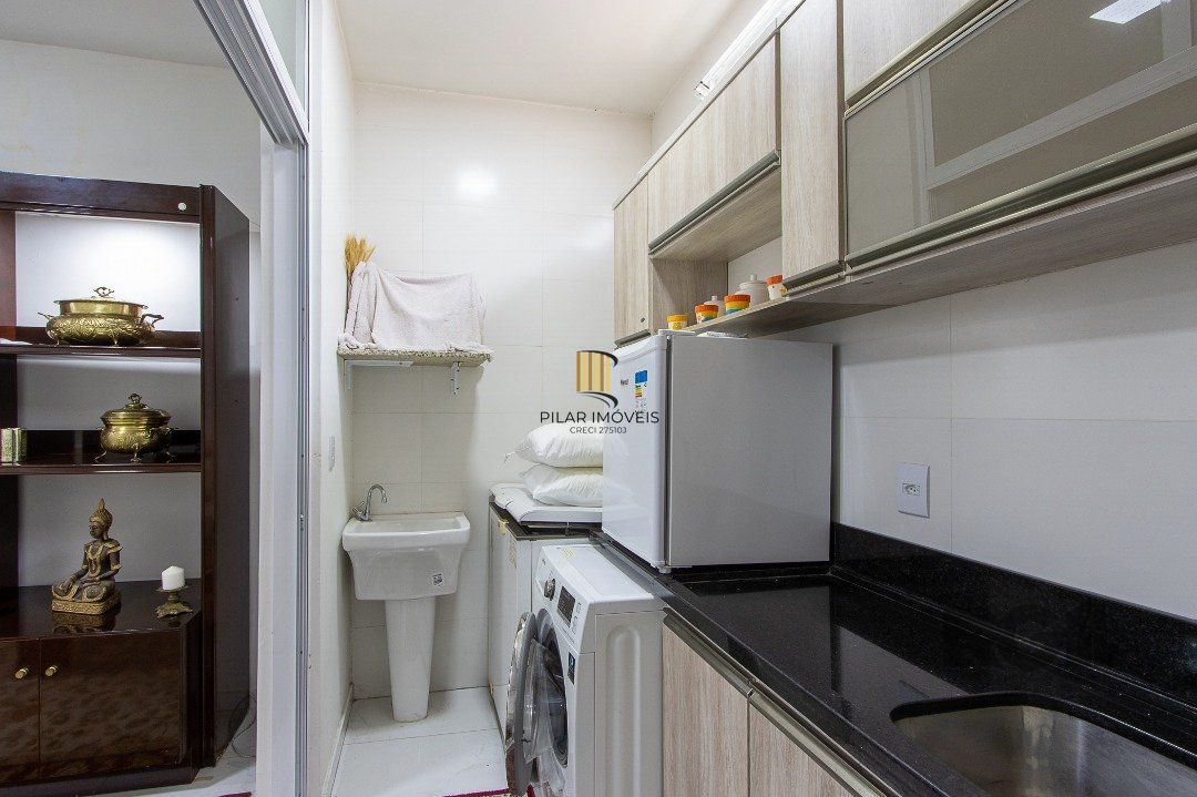 casa possui 3 suítes, 2 com closet