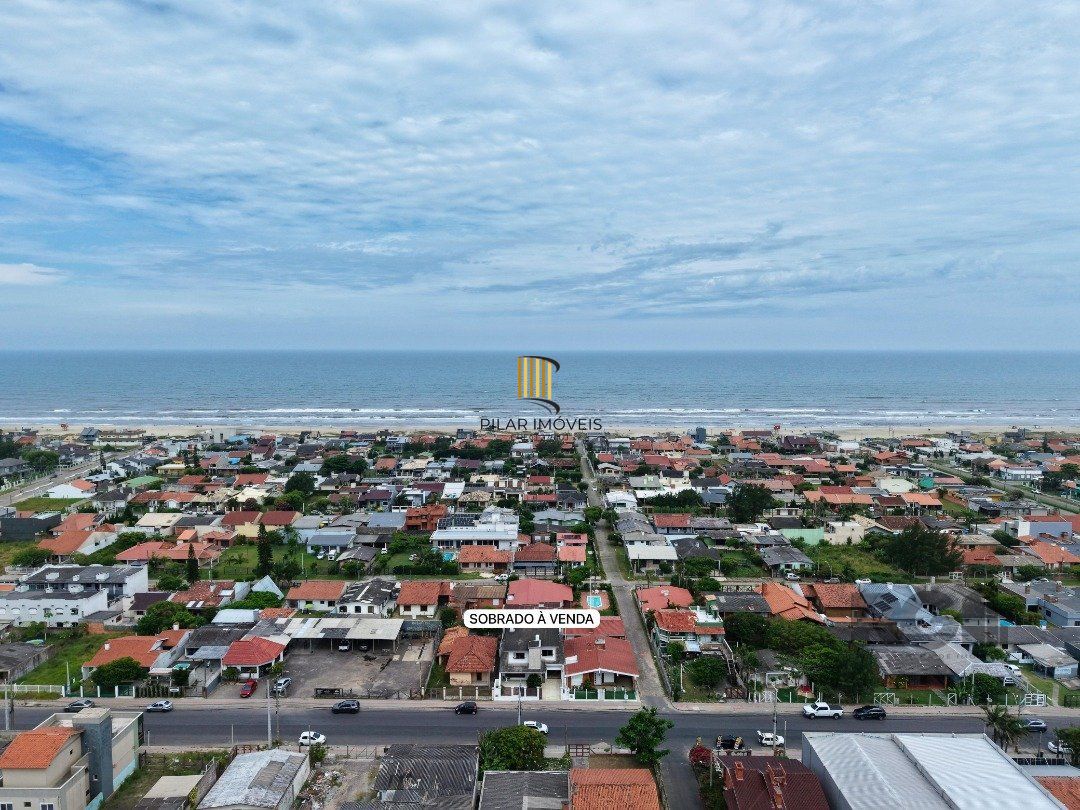 Sobrado 4 dormitórios no bairro Rainha do Mar