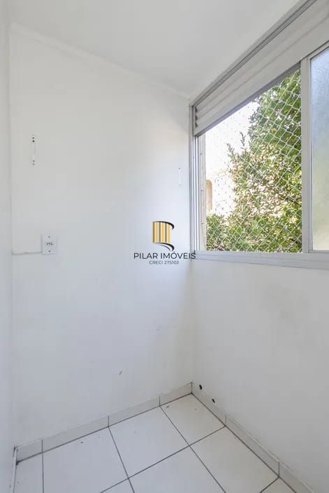 Apartamento de 2 quartos, no Bairro Tristeza, semi-mobiliado, com vaga escriturada.