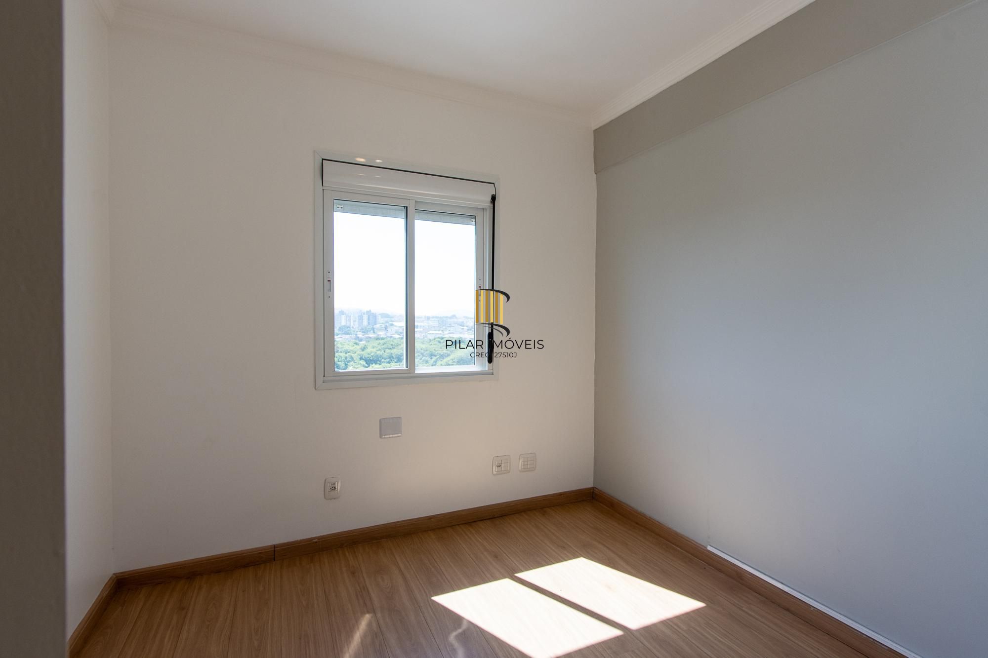 Cobertura de 3 dormitórios, 1 suíte e duas vagas de garagem no bairro Cristal.