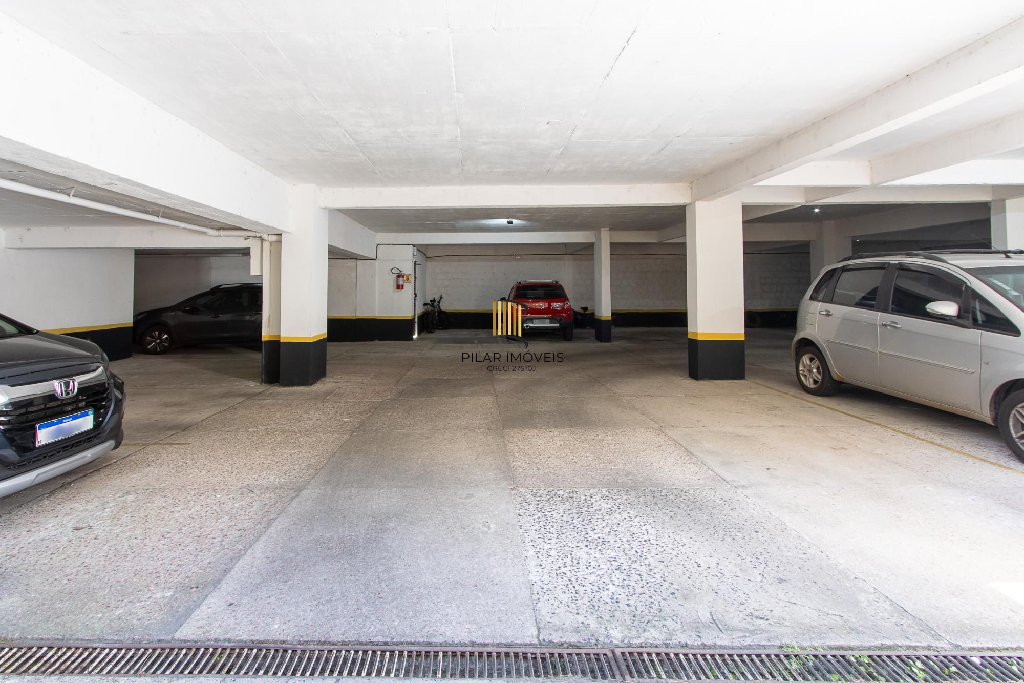 Apartamento de 2 dormitórios, 1 suíte e 2 vagas de garagem no bairro Tristeza.