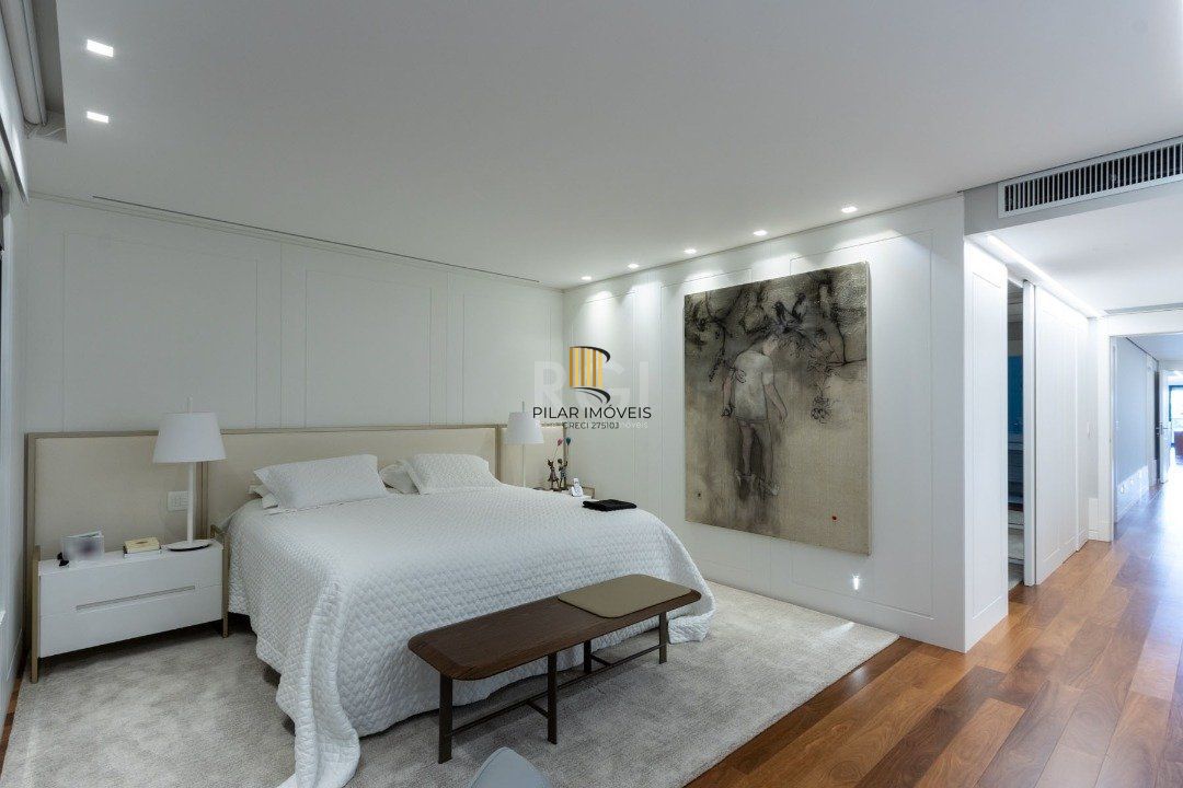 Apartamento mobiliado, com cerca de 256,42m² privativos e com 3 suítes,