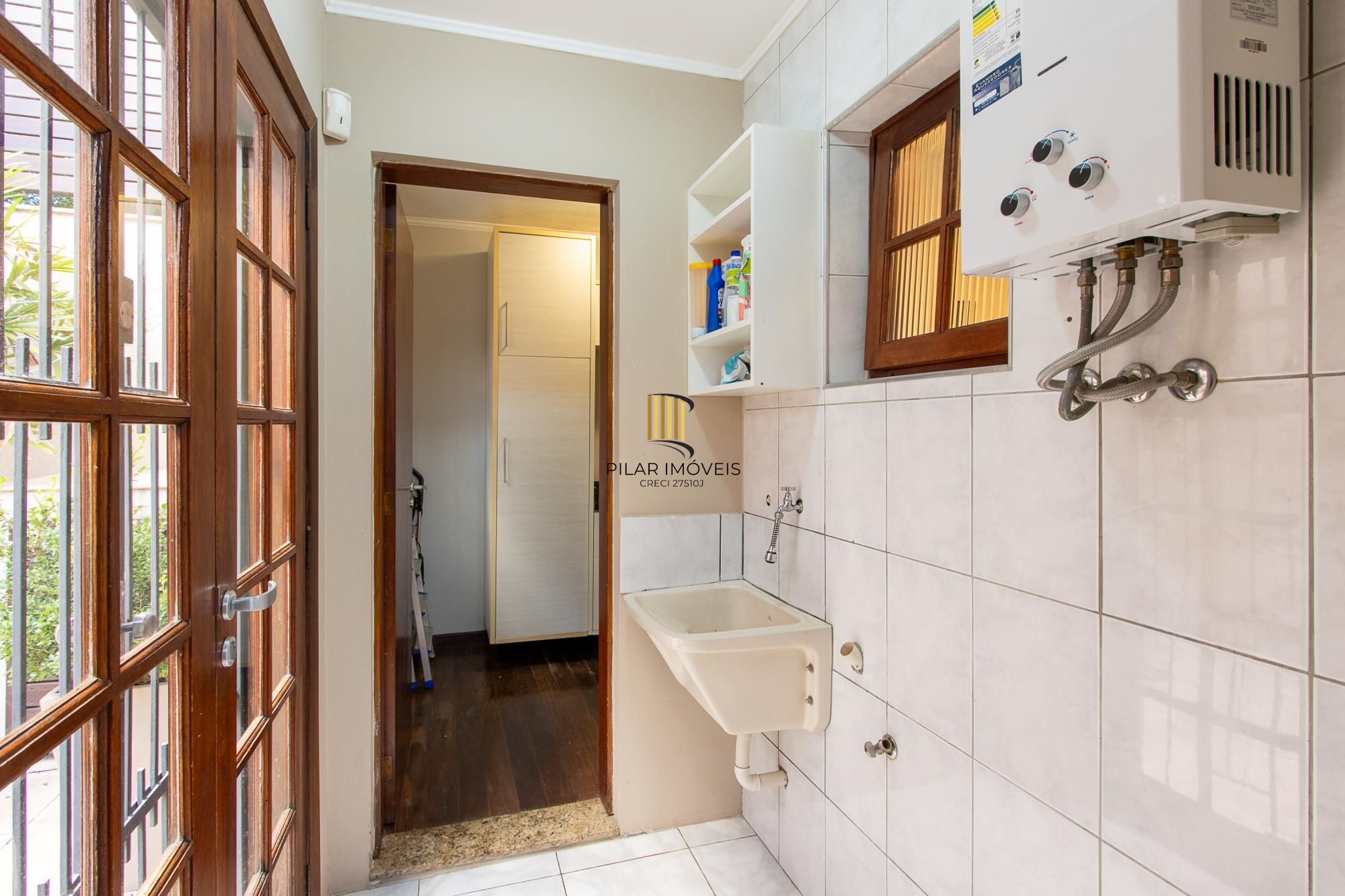 Excelente casa de 3 dormitórios, 1 suíte, pátio, piscina e vaga para 2 carros cobertas.