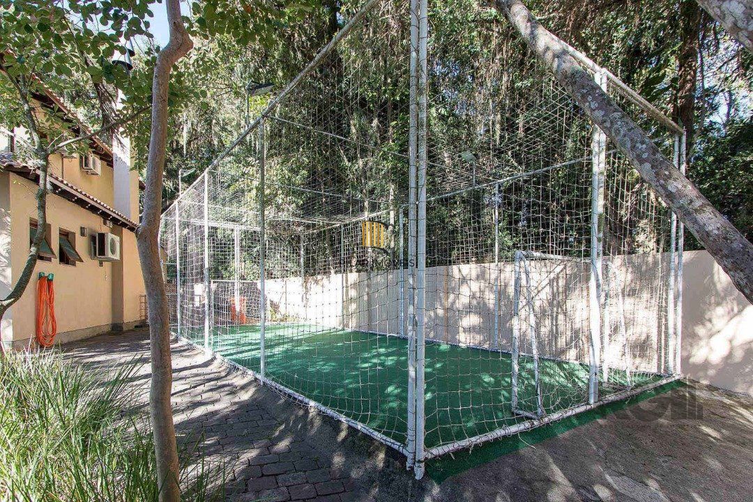 Casa com 327m² de área privativa, oferecendo 3 dormitórios, sendo 3 suítes