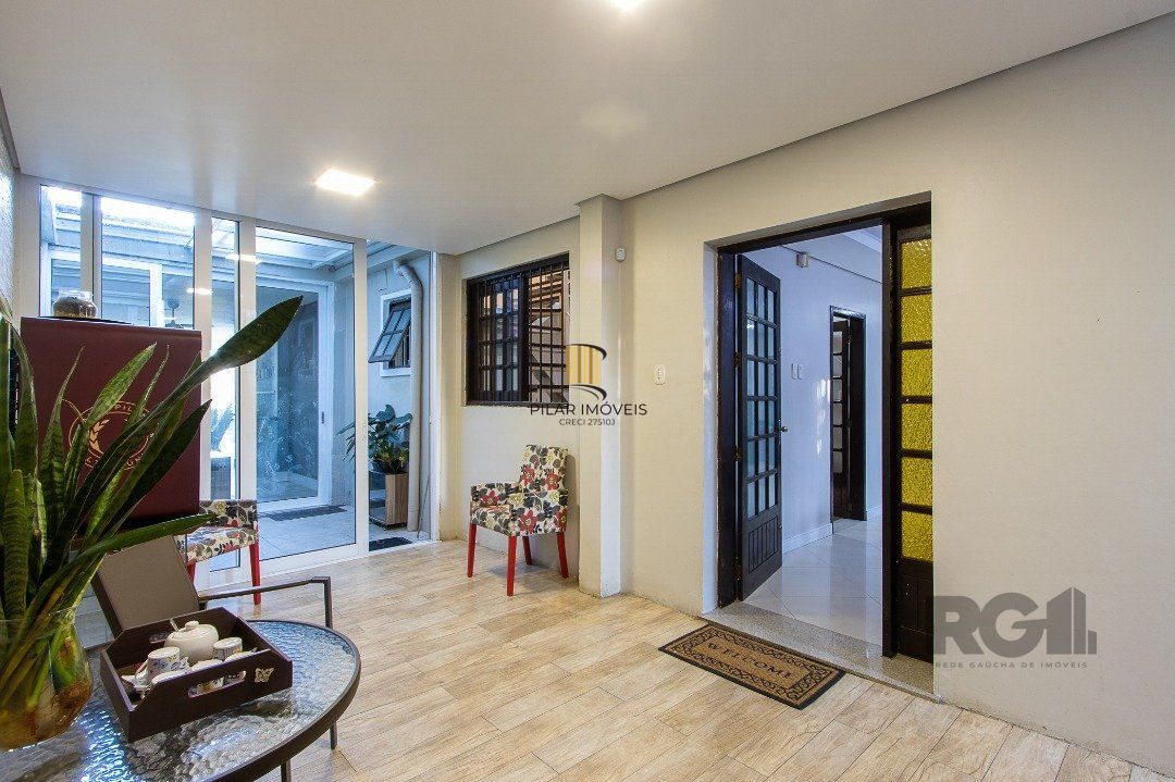 Casa 6 dormitórios no bairro Cristal