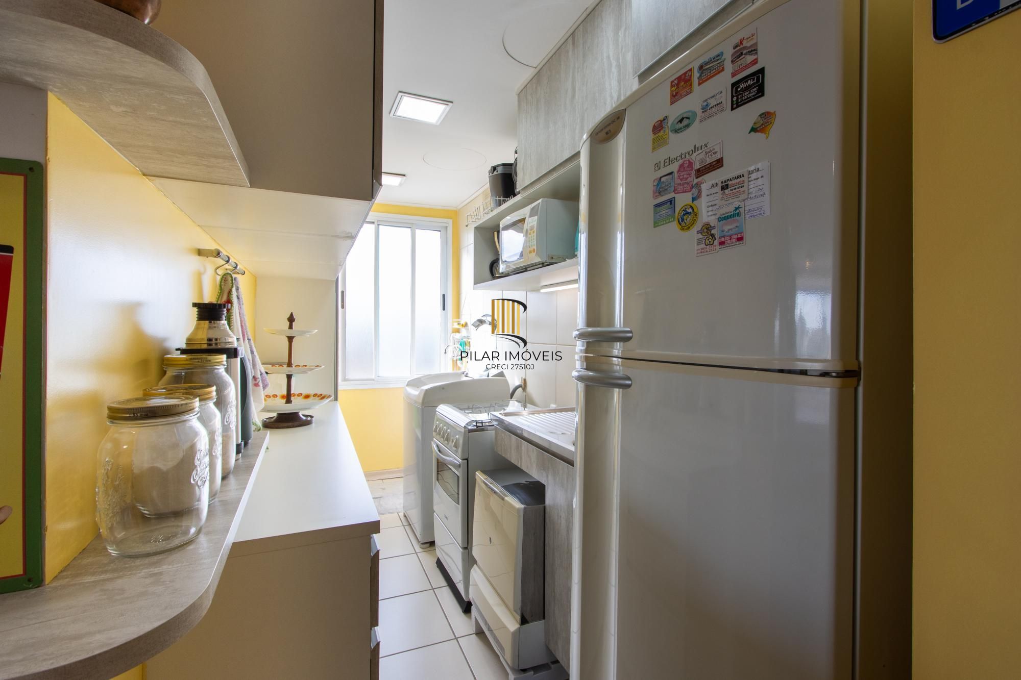 Apartamento de 2 dormitórios, na zona sul de Porto Alegre, semi-mobiliado, churrasqueira e box escriturado.