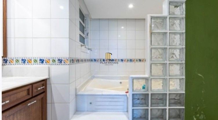 Apartamento amplo e bem localizado no Menino Deus!!