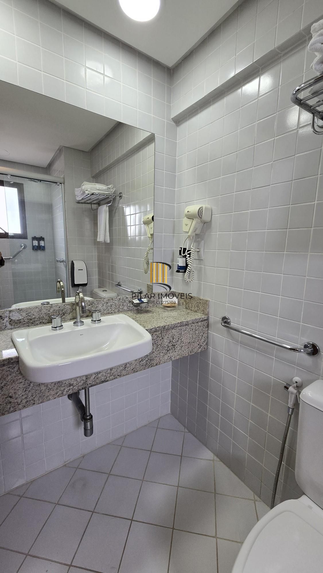 Flat na Comendador Caminha, em frente ao Parcão.