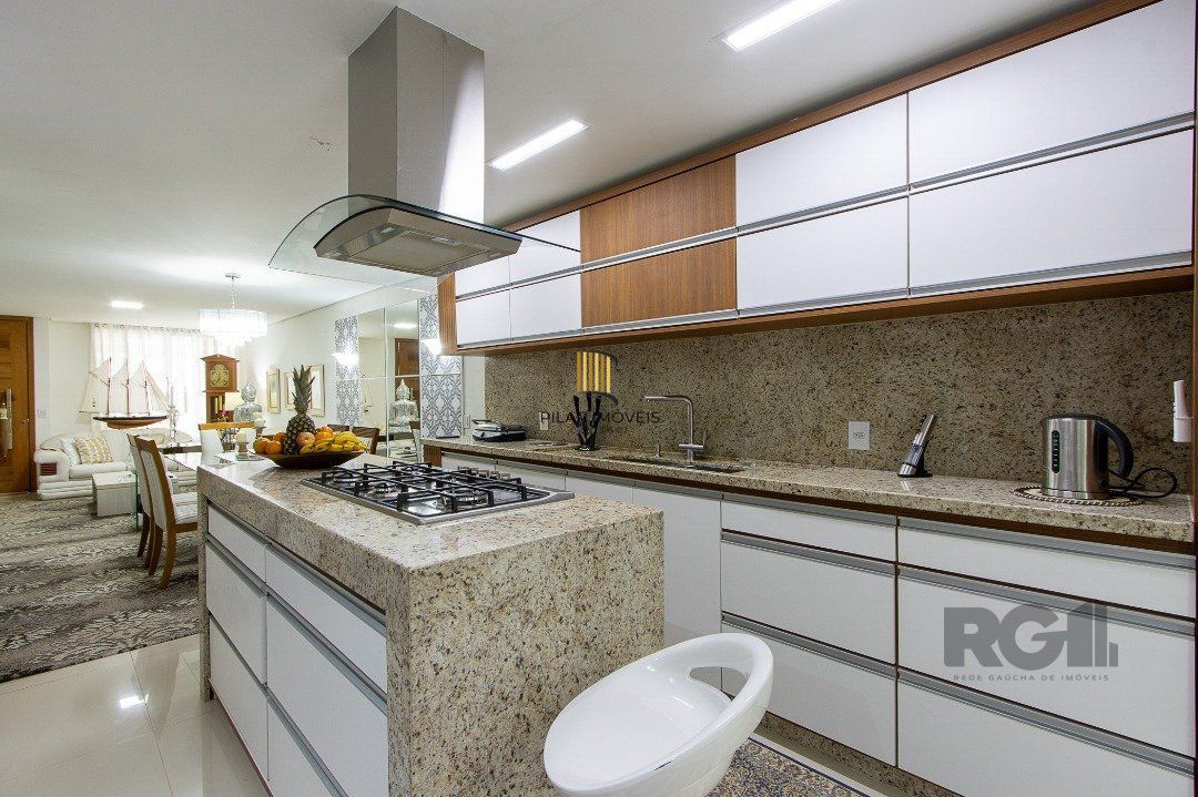 casa possui 3 suítes, 2 com closet