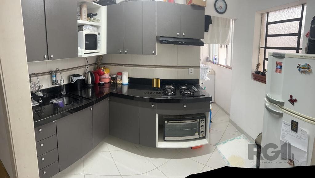 Apartamento de 2 dormitórios, living, cozinha, área de serviço e banheiro social.
