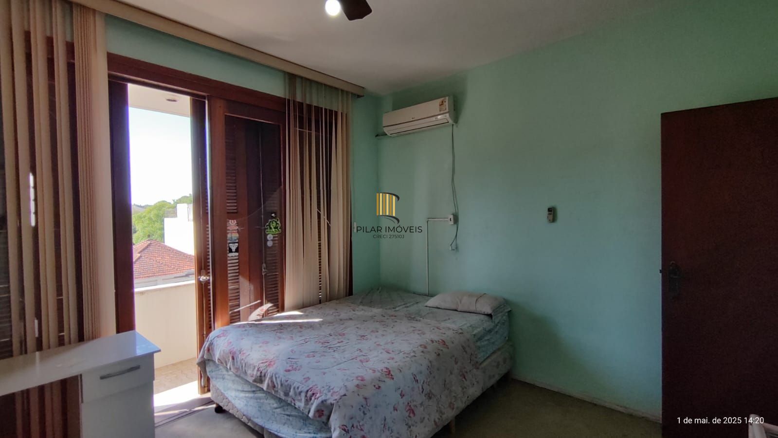 Apartamento de 4 dormitórios, 2 suítes, living amplo e arejado com sacada.
