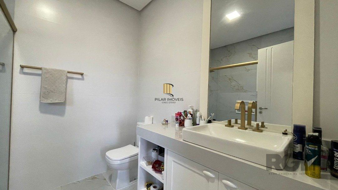 Linda Casa Ampla com 3 Suítes Construída Recentemente em Condomínio no Bairro Nobre de Gramado