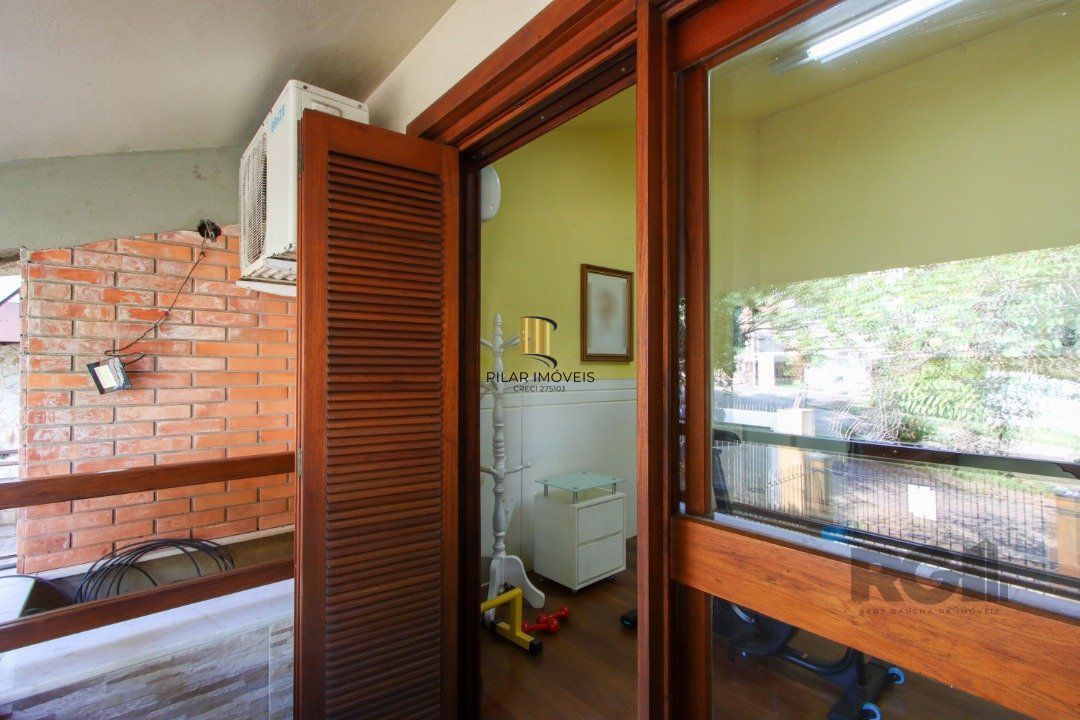 Casa com 4 dormitórios, sendo 1 suíte, com 2 vagas cobertas, no bairro Nonoai, Porto Alegre, RS