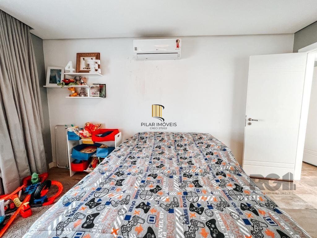 Excelente residência com aproximadamente 219m² privativos,