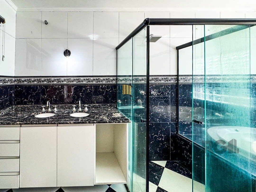 Com 4 suítes espaçosas, incluindo uma master com closet,
