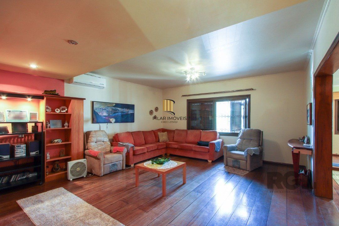 Casa a venda com 03 dormitórios, living 03 ambientes com vista para o Rio.