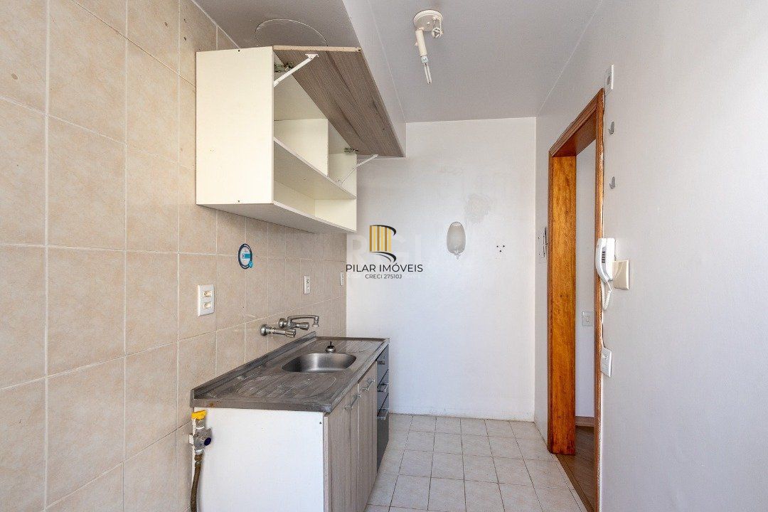 Apartamento de 1 dormitório, living, cozinha, área de serviço e banheiro social.