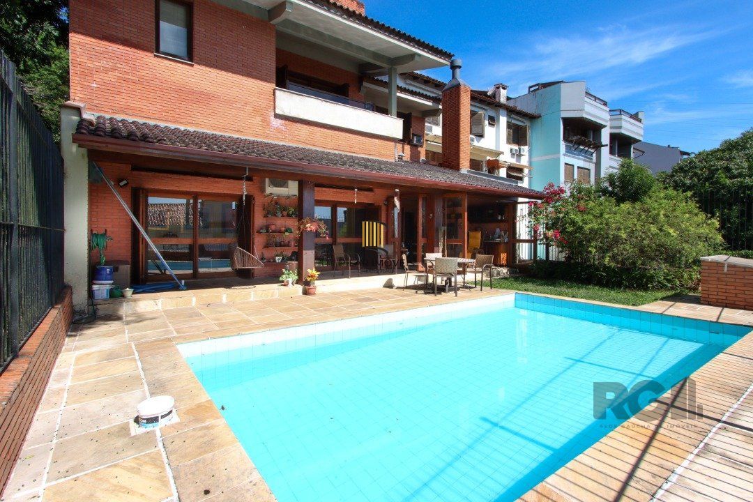 Casa com 4 dormitórios, sendo 1 suíte, com 2 vagas cobertas, no bairro Nonoai, Porto Alegre, RS - Pilar Imóveis