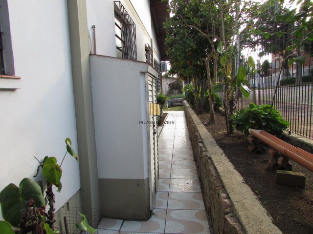 Casa térrea, com 3 dormitórios, 1 suíte, no bairro Nonoai.