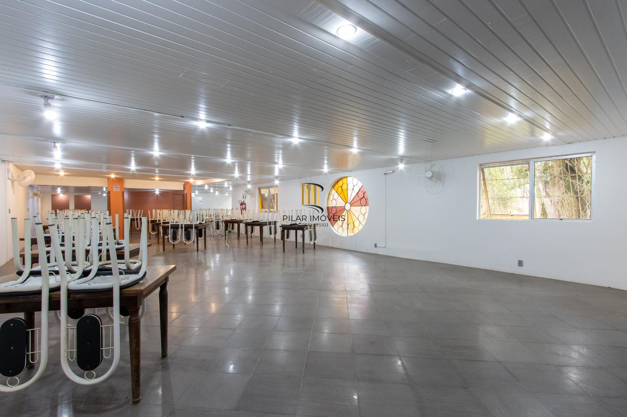 Terreno com edificações para múltiplos negócios lucrativos.