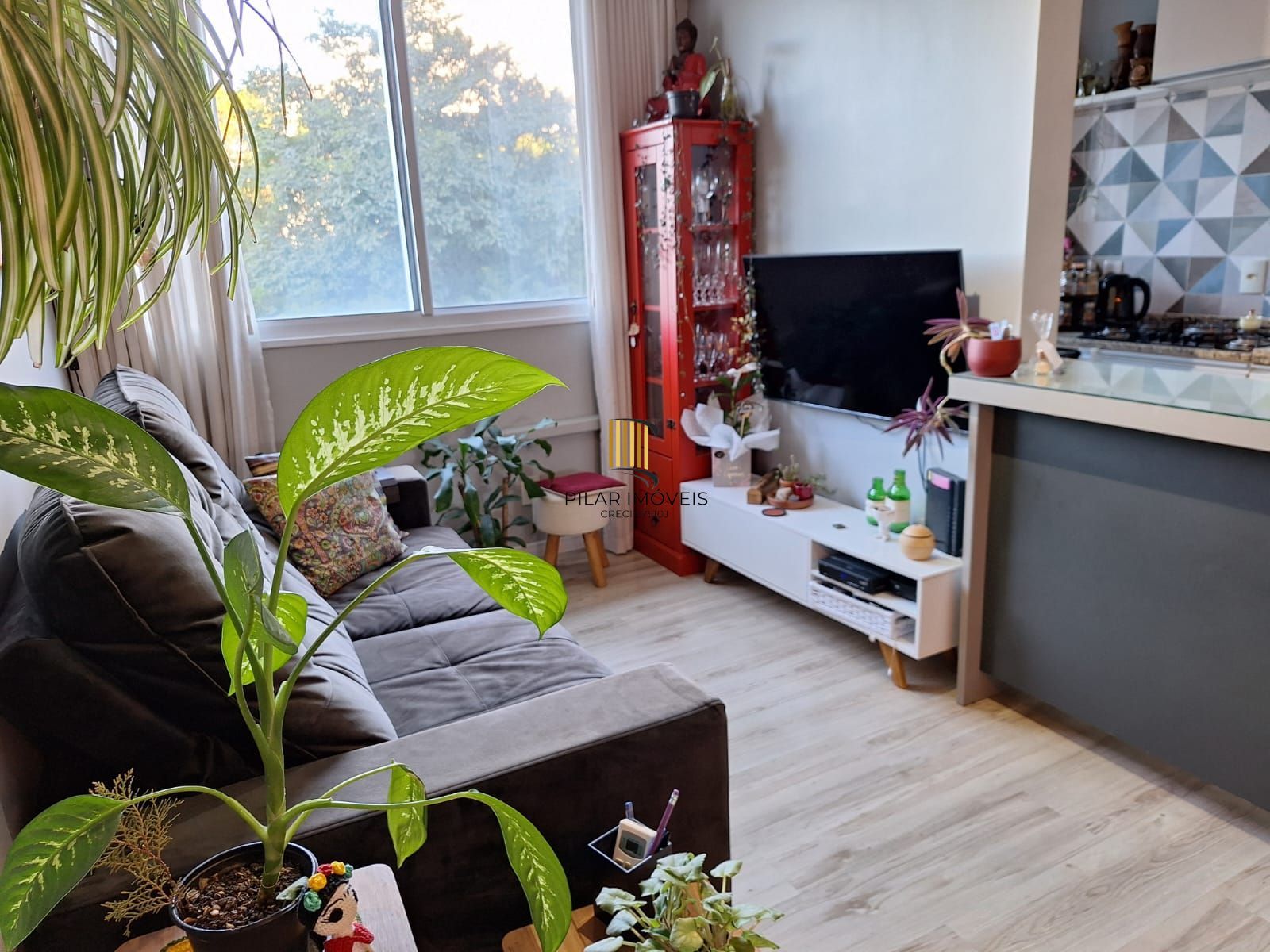 Apartamento de 2 quartos, cozinha planejada e 1 vaga escriturada.