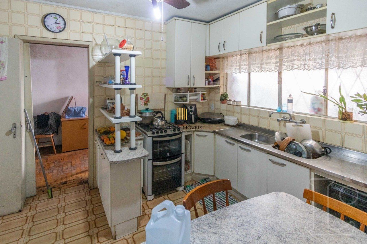 Sobrado para Venda - 241m², 4 dormitórios, sendo 1 suites, 1 vaga - Camaquã