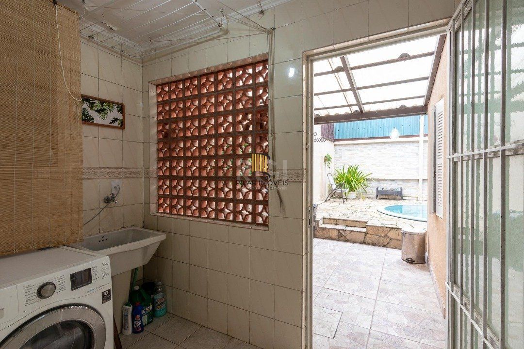 Casa para Venda com 3 dormitórios, sendo 1 suites e 4 vagas no bairro Ipanema