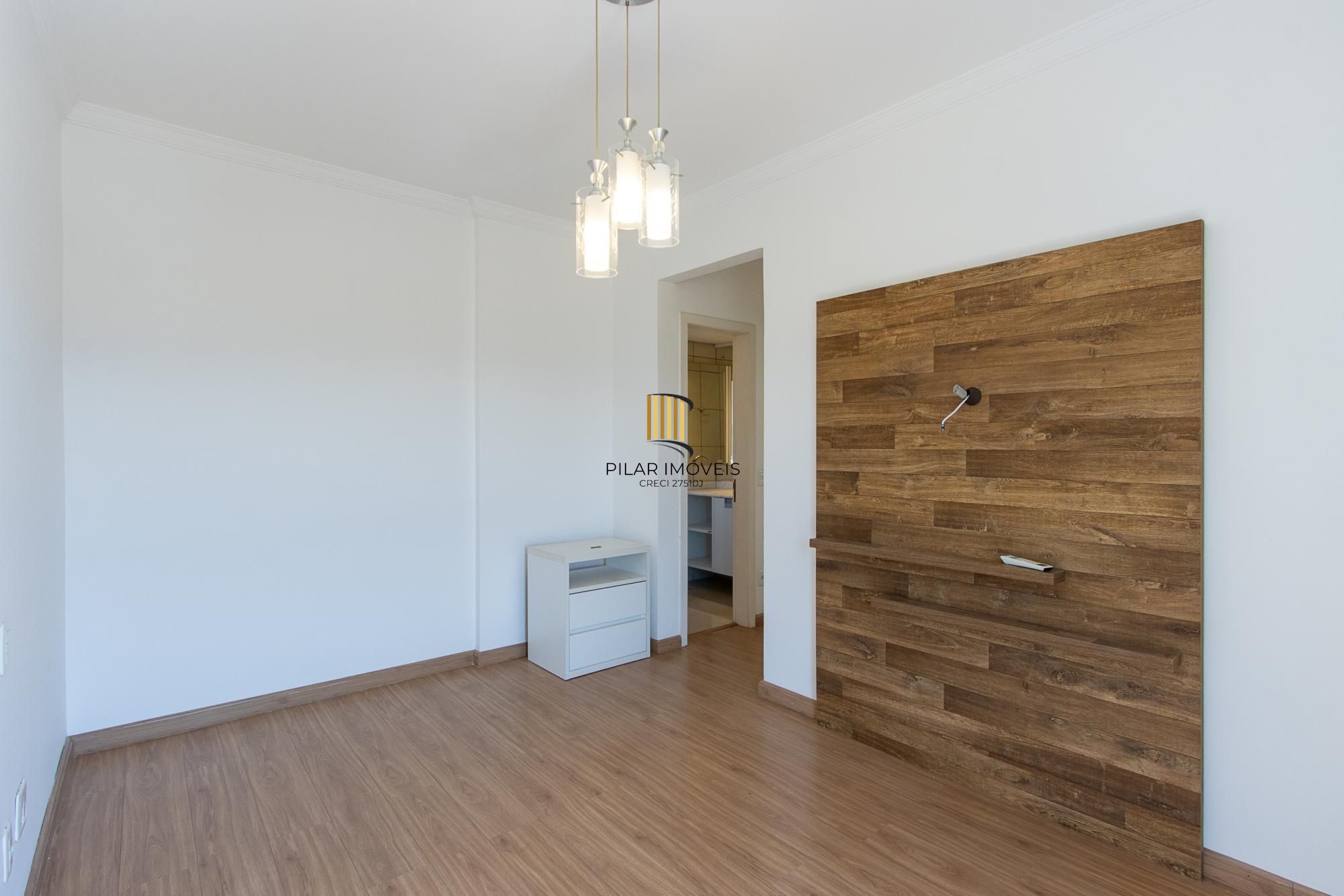 Cobertura de 3 dormitórios, 1 suíte e duas vagas de garagem no bairro Cristal.