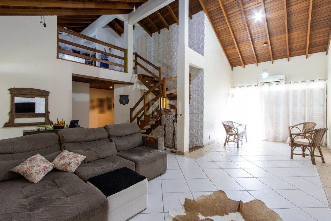 Casa 4 dormitórios no bairro Hípica