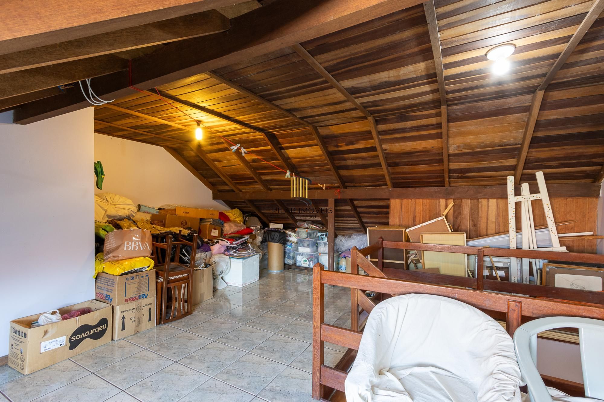 Casa de condomínio, de 3 dormitórios, 1 suíte e 2 vagas de garagem.