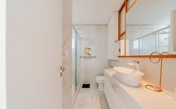 Uma casa linda dentro de um condomínio fechado, no Lagos de Nova Ipanema.