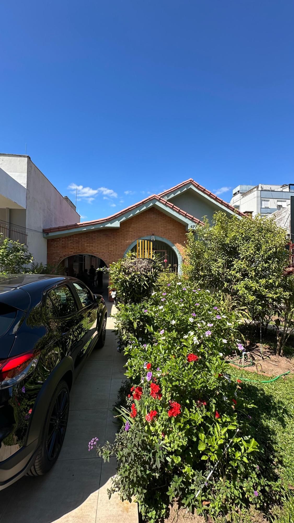 Casa com 4 dormitórios no Bairro Tristeza, com churrasqueira, lareia e vaga de garagem.