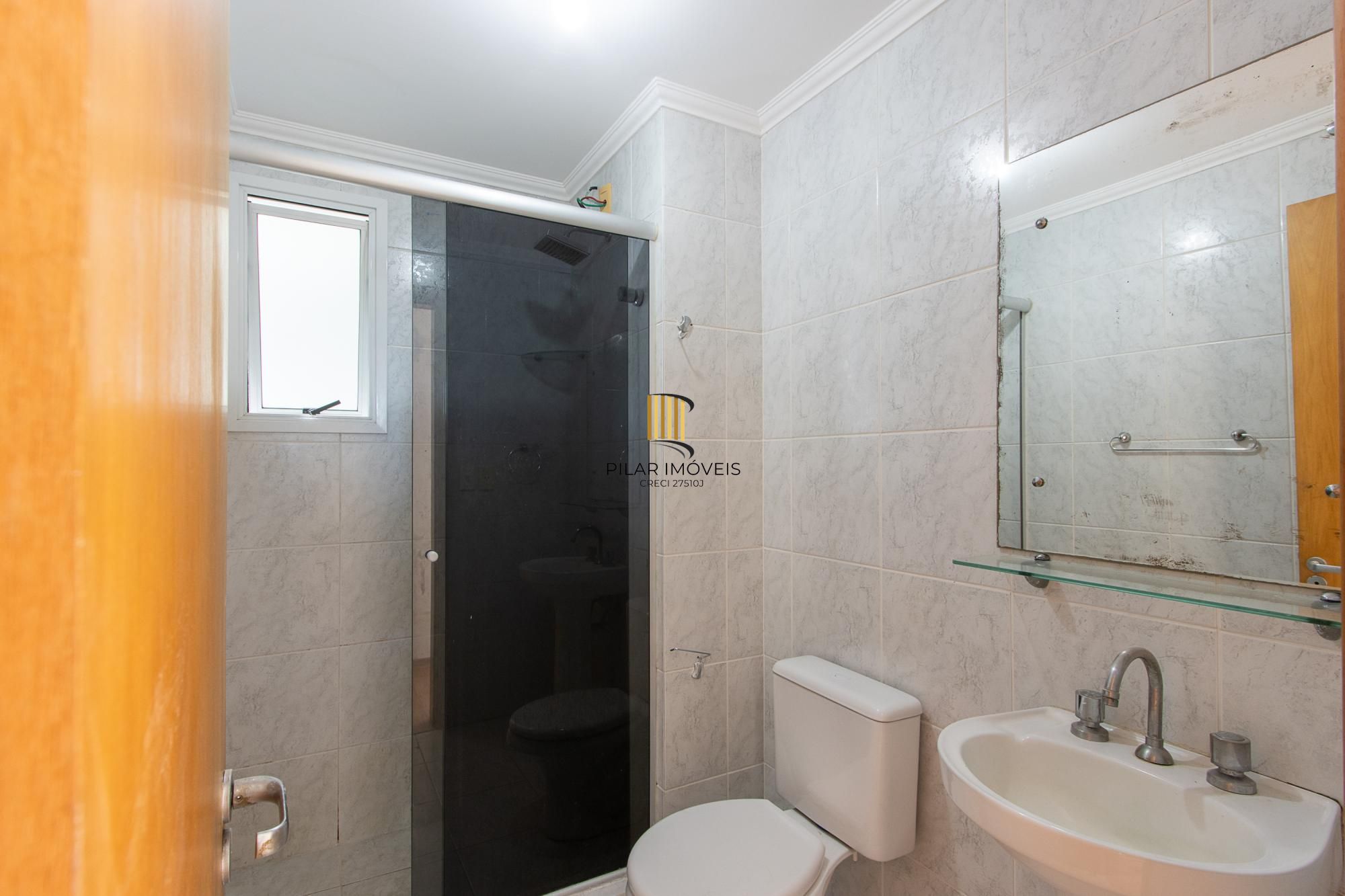 Apartamento de 3 dormitórios, 1 banheiro e uma vaga de garagem.